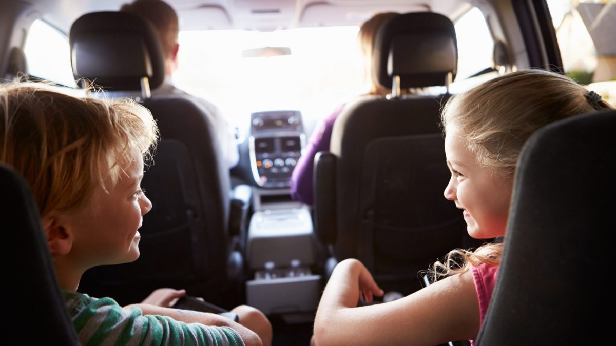 4 Tipps für eine entspannte Autofahrt mit Kindern – ohne Bildschirm