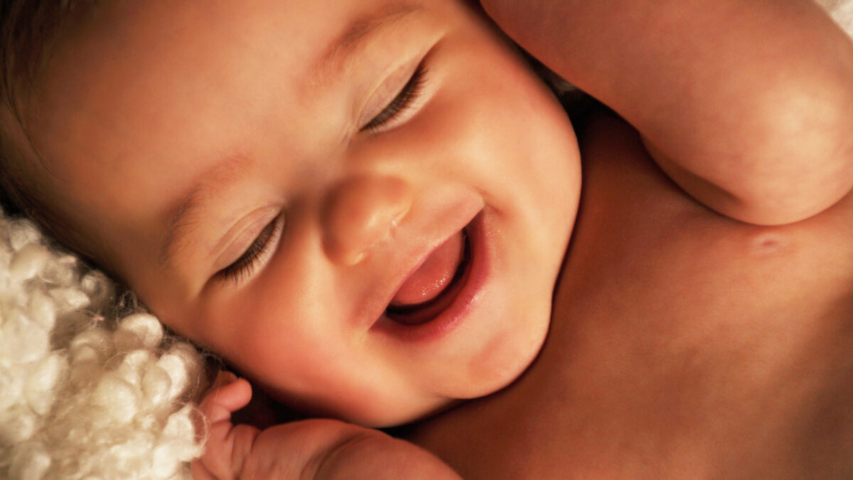 Ab wann lachen Babys Lächelnd durch die Babyzeit