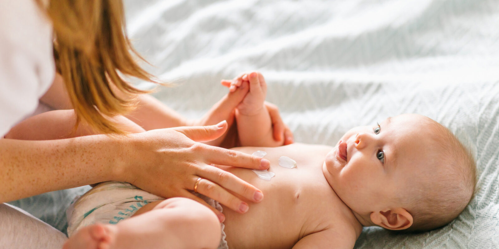 Hautpflege bei Neugeborenen Darauf sollten Eltern achten