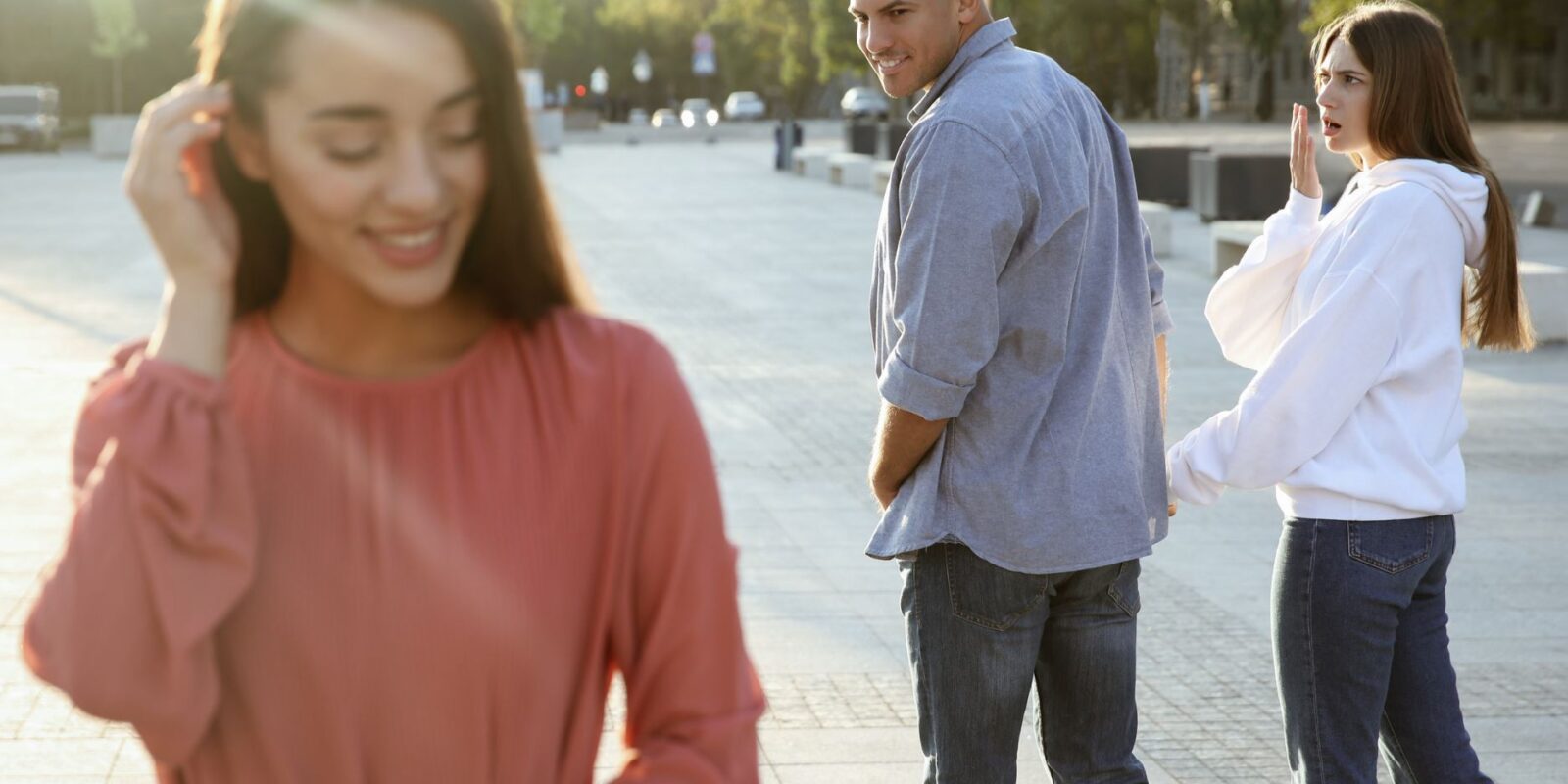 Vergebener Mann zeigt Interesse: Signale und Bedeutung, dass ein verheirateter Mann mehr will