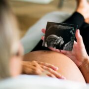 Schwanger mit 50: Fruchtbarkeit und Risiko der späten Schwangerschaft