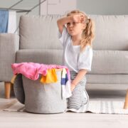 Funktionelle Möglichkeiten, die Kleidung Ihrer Kinder zu organisieren