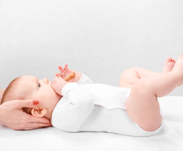 Ab wann können Babys ihren Kopf halten? Alles, was du über diesen wichtigen Entwicklungsschritt wissen musst