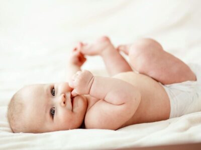 Wann drehen sich Babys auf den Bauch? Alles über den großen Entwicklungsschritt