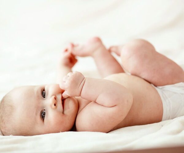 Wann drehen sich Babys auf den Bauch? Alles über den großen Entwicklungsschritt