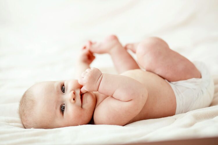 Wann drehen sich Babys auf den Bauch? Alles über den großen Entwicklungsschritt