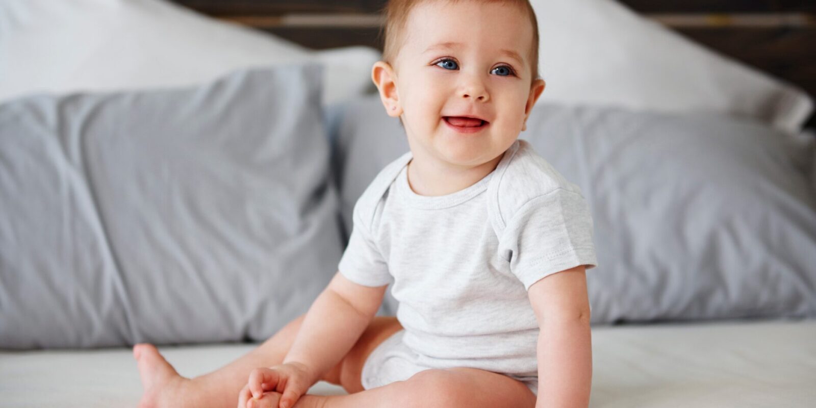 Ab wann darf ein Baby auf dem Schoß sitzen Tipps für Eltern