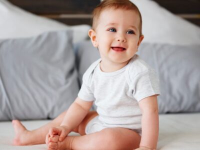 Ab wann darf ein Baby auf dem Schoß sitzen Tipps für Eltern