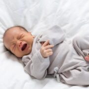 Baby wacht auf und schreit wie am Spieß Nachtschreck bei Kindern