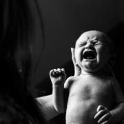 Mein Baby erschreckt im Schlaf und schreit Nachtschreck bei Neugeborenen verstehen