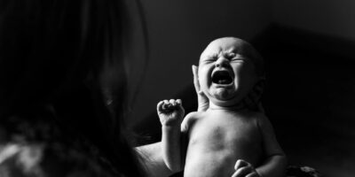 Mein Baby erschreckt im Schlaf und schreit Nachtschreck bei Neugeborenen verstehen