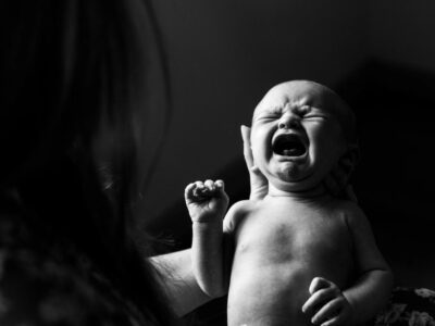 Mein Baby erschreckt im Schlaf und schreit Nachtschreck bei Neugeborenen verstehen